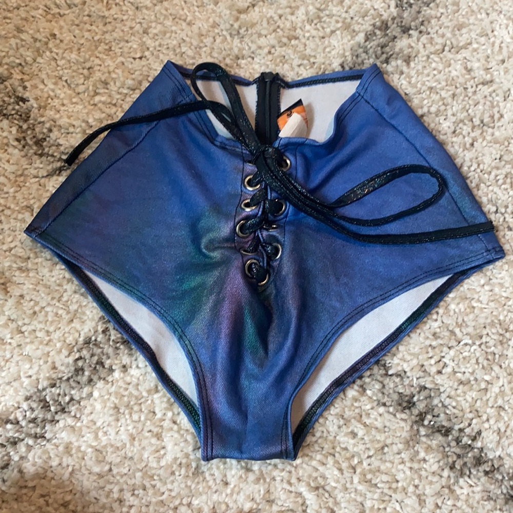 Iheartraves booty shorts